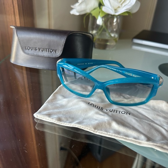 Authentic Luis Vuitton blue sunglasses Great condition. Barely worn! - Picture 4 of 5